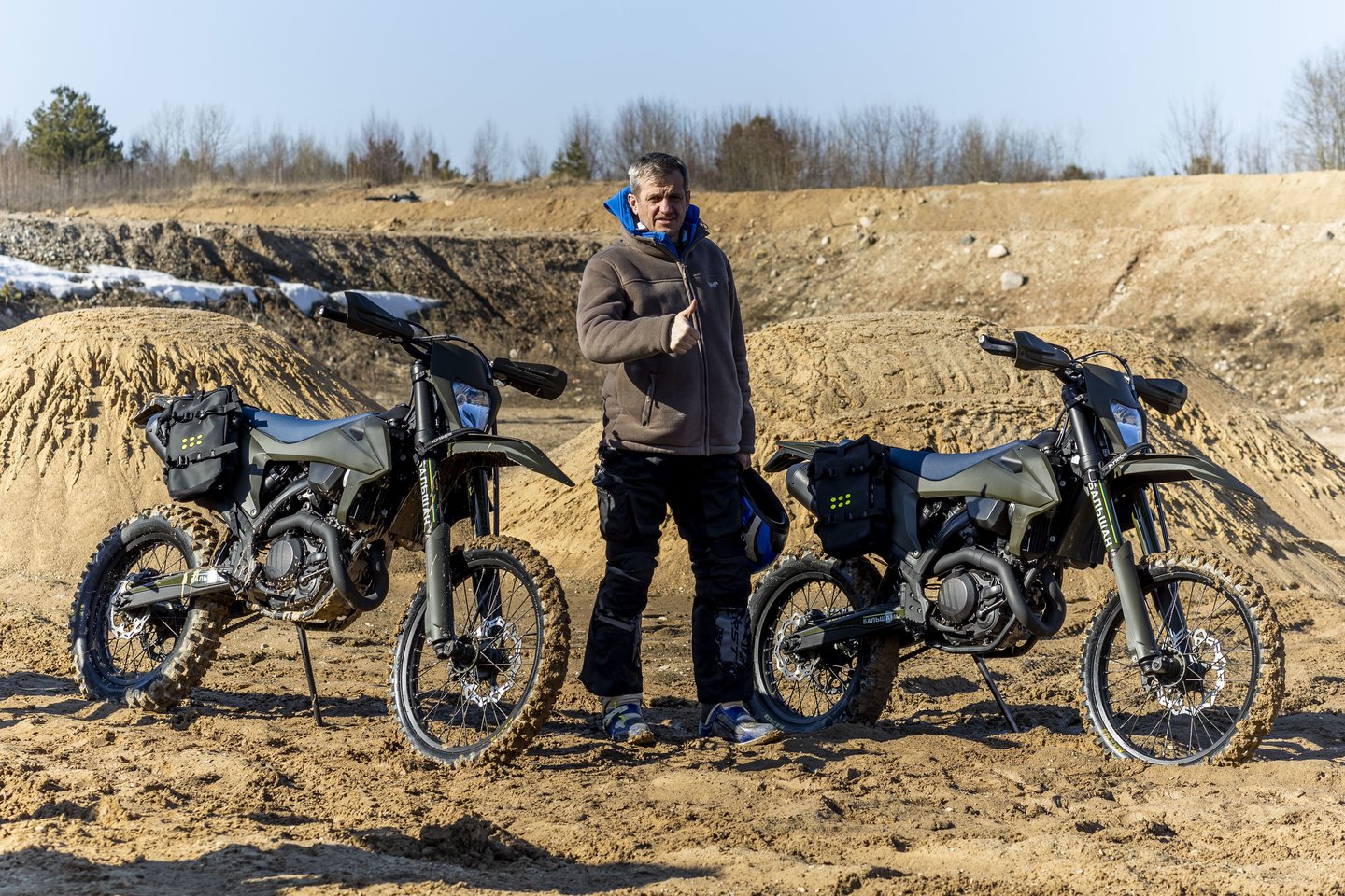 Dakaro ralio dalyvis motociklininkas Ukrainos kariams siunčia motociklus.