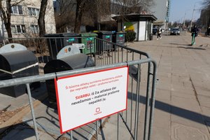 Naujus konteinerius aptvėrė tvoromis: naudotis jais negalima – štai toks cirkas vyksta Vilniuje