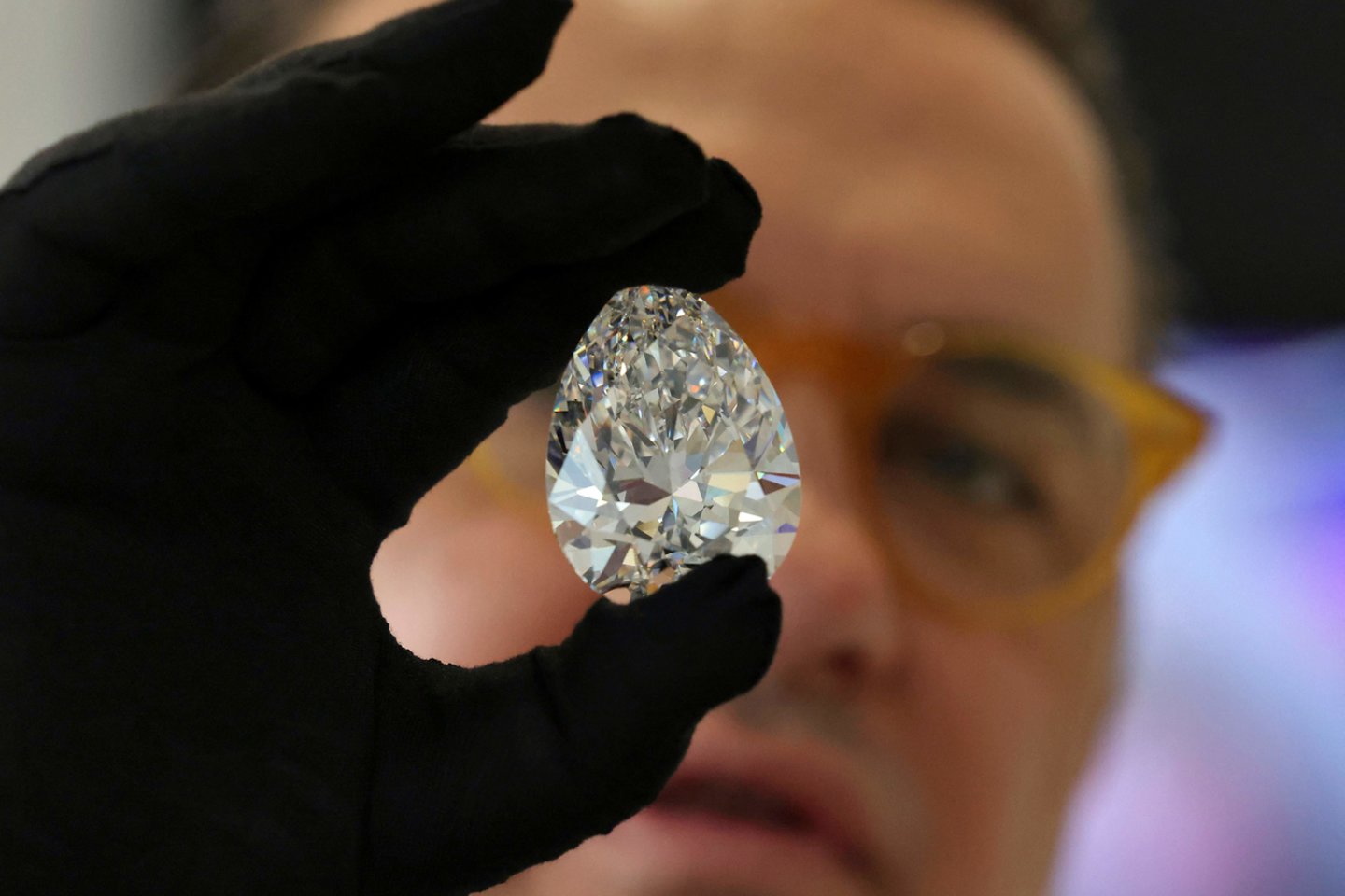 Dubajuje pirmąkart pristatytas didžiulis bespalvis deimantas „The Rock“.<br>AFP/Scanpix nuotr.