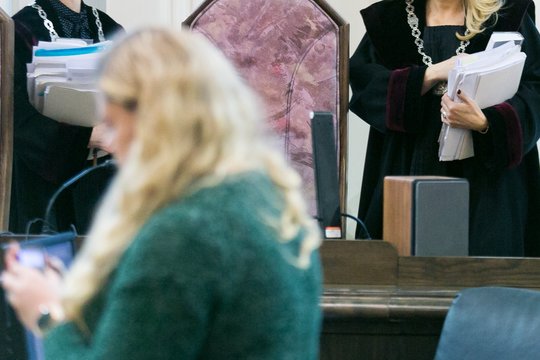 Per posėdį viešai apie kirpyklą ir liudytojus susirašinėjusios teisėjos – sugėdintos, bet bausmės išvengė
