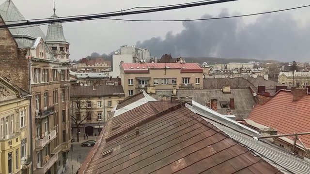 Vaizdai iš sprogimų siaubiamo Lvivo: virš miesto pastatų pakilo tiršti dūmai