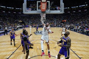 Jonas Valančiūnas trinktelėjo dar vienu dvigubu dviženkliu – šįkart tritaškius svaidžiusio LeBrono Jameso kompanijai