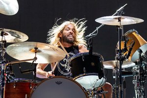 Netikėtai mirusio „Foo Fighters“ būgnininko Tayloro Hawkinso kūne rasta narkotinių medžiagų