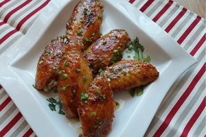 Lipnūs vištų sparneliai: net pirštus aplaižysite