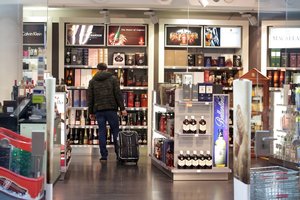 Dėl karo Ukrainoje iš Rusijos traukiasi ir alaus darykla „Heineken“