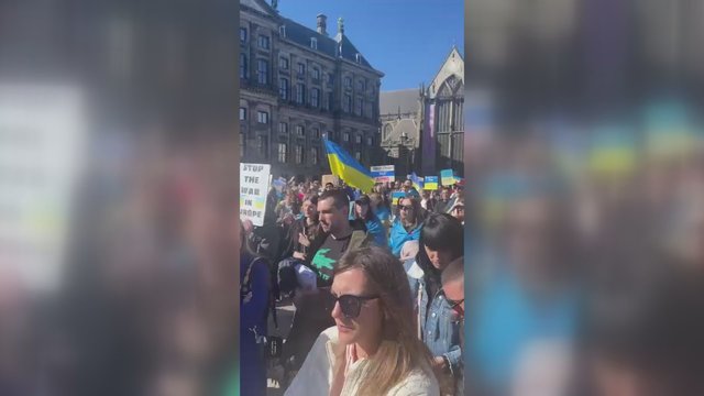 Amsterdame – demonstracija prieš Mariupolio blokadą: žmonės kovojo dėl miesto išsaugojimo