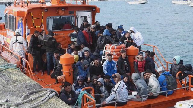 Prie Kanarų salų išgelbėta dešimtys migrantų: vienam jų prireikė medikų pagalbos