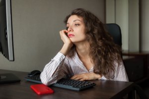 Perdegimas darbe: gydytojas atskleidė, kas padeda atpažinti sutrikimą ir patarė, kaip su juo kovoti