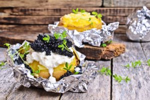 Velykinio stalo pažiba: piniginei draugiški prabangūs bulvių laiveliai su ciegorių ikrais iš „Lidl“