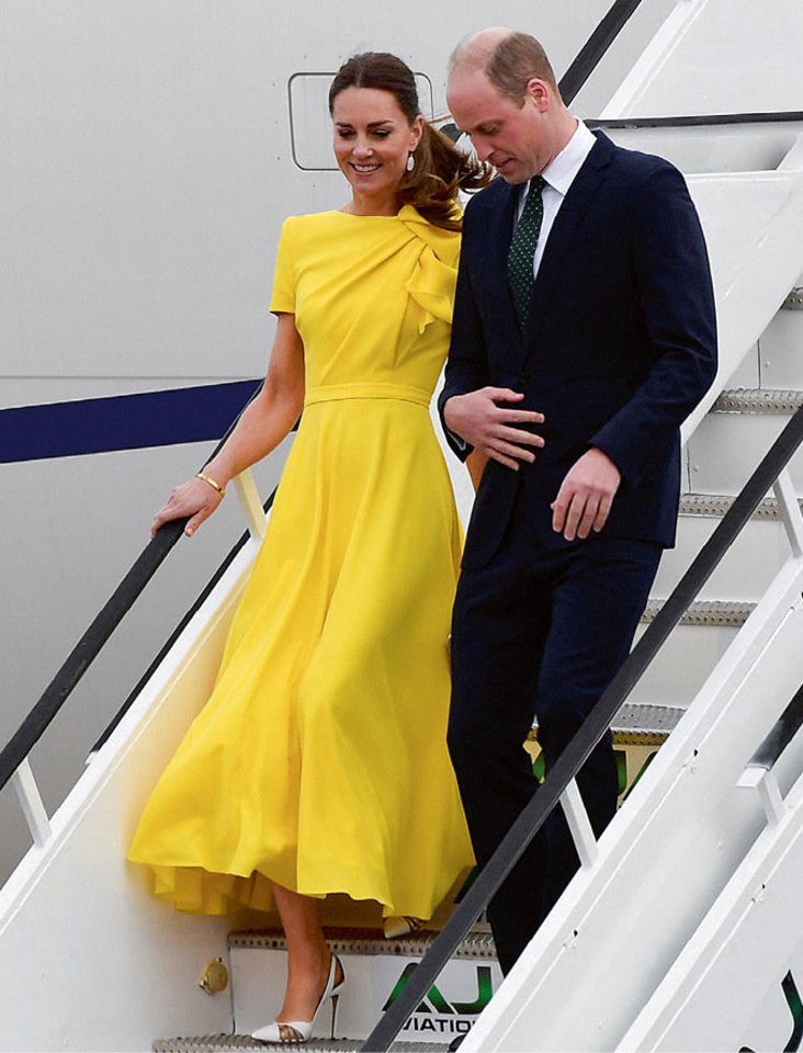  Jamaikoje lipdama iš lėktuvo kunigaikštienė Catherine mojavo persirengusi geltonos spalvos „Roksanda“ suknele. (Geltona – viena Jamaikos vėliavos spalvų.)<br> Scanpix nuotr.
