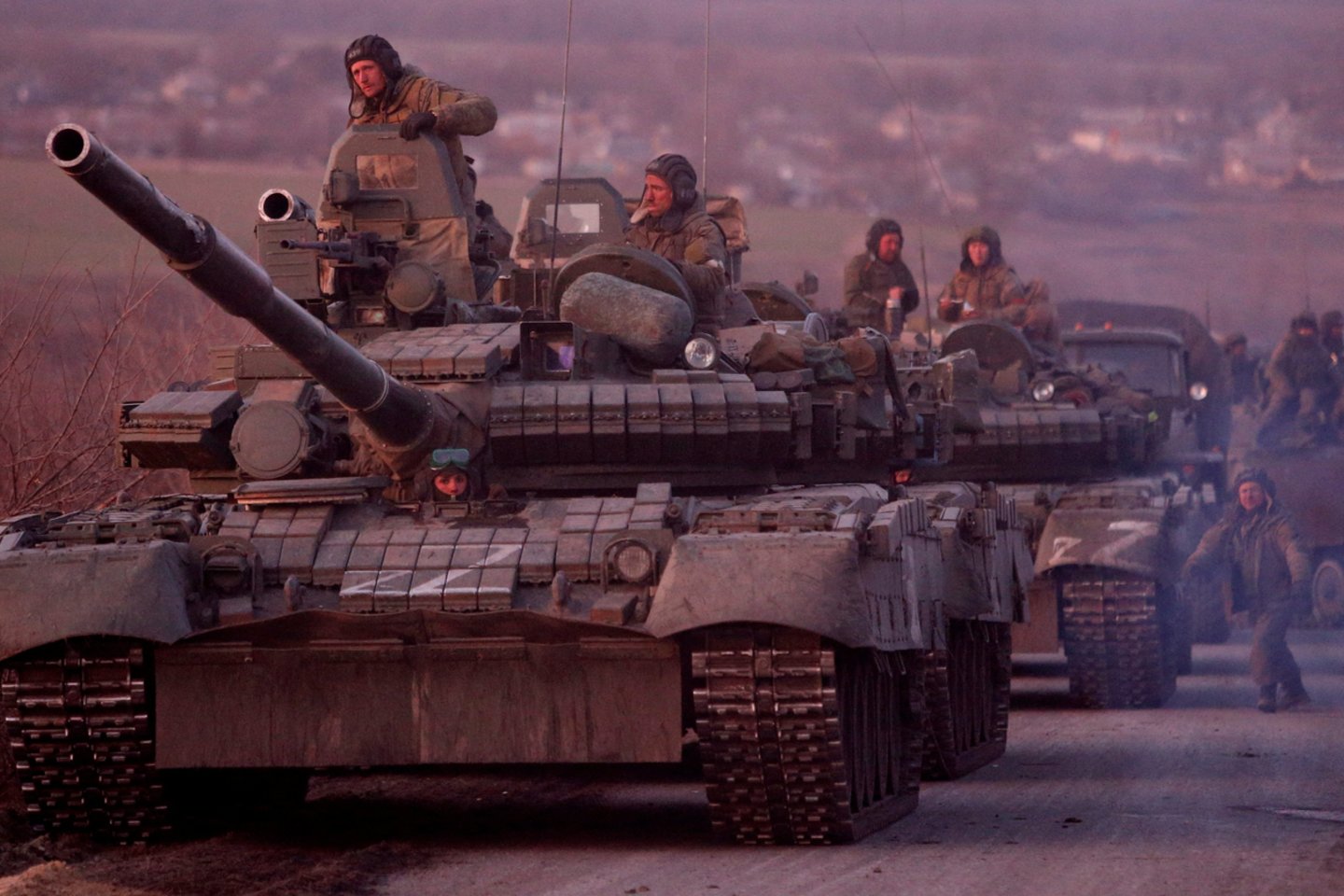 Karas Ukrainoje: rusų kariai su Z raidės simbolika.<br>Reuters/Scanpix nuotr.