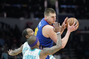 Šarlotėje „Nuggets“ į pergalę nutempė trigubas N. Jokičiaus dviženklis