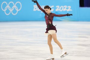 Pekino olimpiadoje auksu sužibusi 18-metė Rusijos čiuožėja užsiminė apie karjeros pabaigą