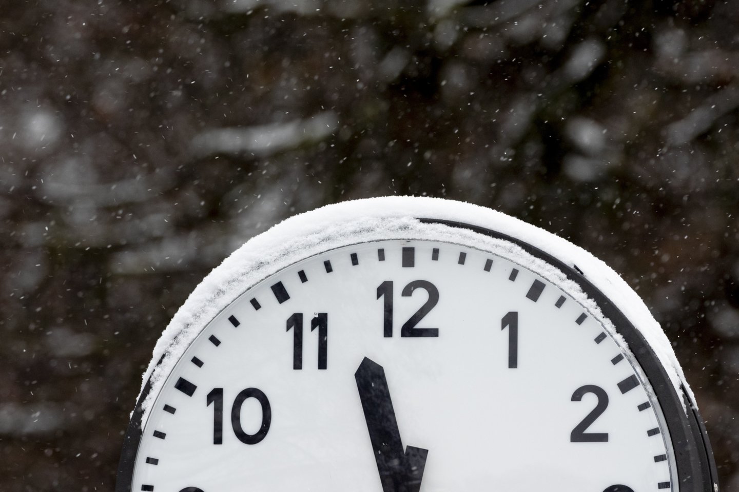 Lietuvoje savaitgalį atšauktas žiemos laikas – naktį į sekmadienį, trečią valandą, pasukę laikrodžių rodykles viena valanda į priekį, pradėjome gyventi vasaros laiku.<br>V.Ščiavinsko nuotr.