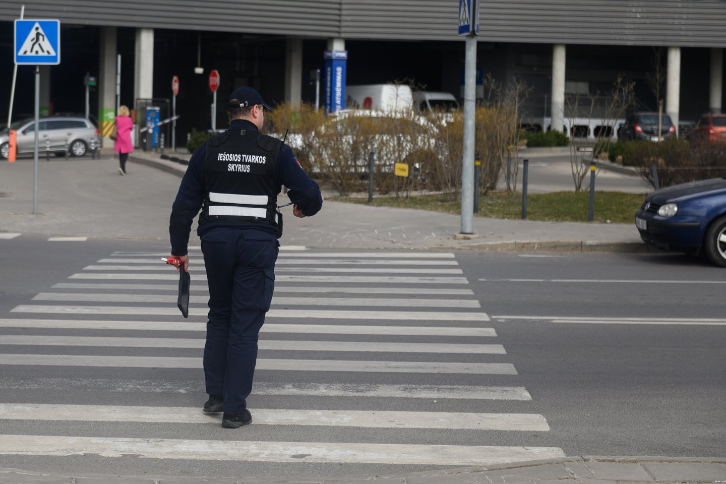 Vilniuje antradienį pradedama nutempti pavojingai paliktus ir Kelių eismo taisykles pažeidžiančius automobilius.<br>V.Skaraičio nuotr.
