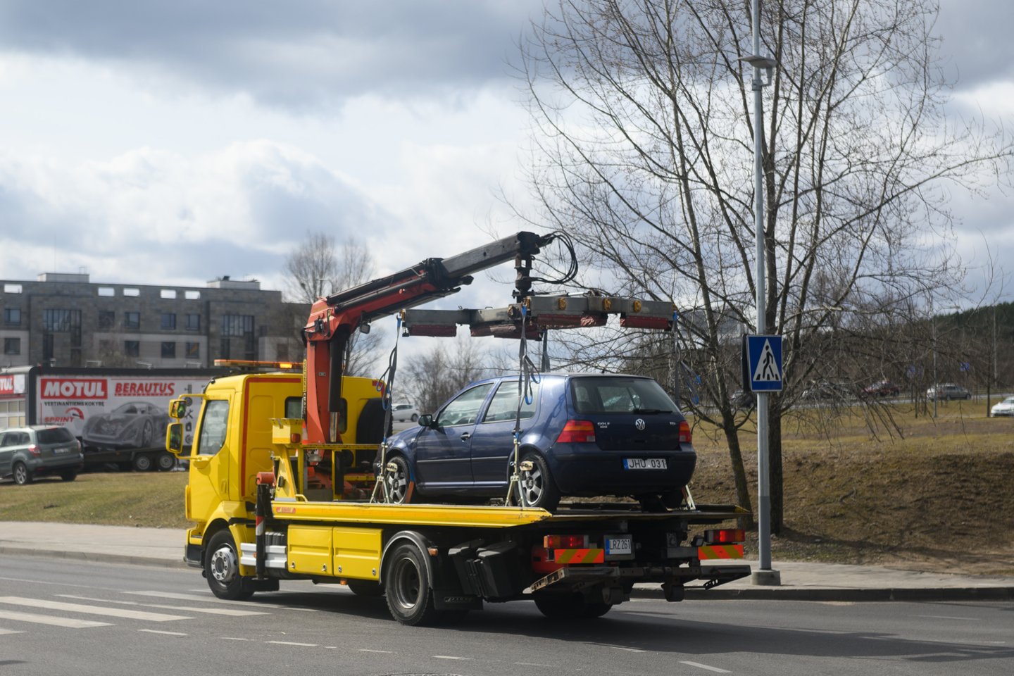 Vilniuje antradienį pradedama nutempti pavojingai paliktus ir Kelių eismo taisykles pažeidžiančius automobilius.<br>V.Skaraičio nuotr.