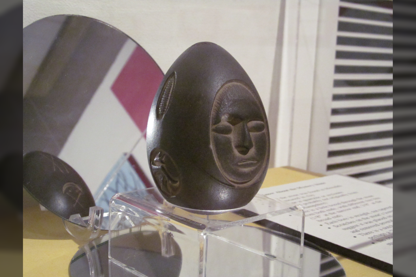  Paslaptingasis akmeninis kiaušinis yra maždaug 10,2 cm ilgio, 6,4 cm storio, sveria 510,3 g.<br> Wikimedia Commons.