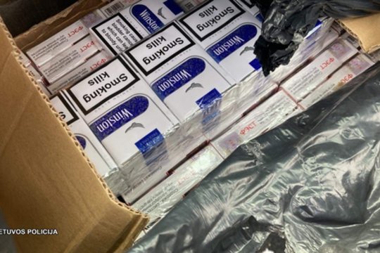 Pareigūnai tikrindami vairuotojų blaivumą, automobiliuose aptiko naminukę