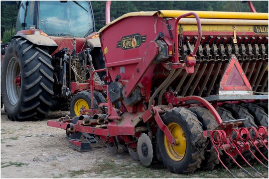 Milžiniškos vertės traktorių pagrobimo detektyvas: broliams pavyko išlipti iš balos sausiems, o trečias stambus ūkininkas įklimpo