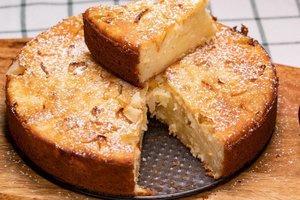 Drėgnas ir sultingas obuolių pyragas, kurį iškeps net vaikai 