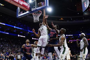 NBA naktis: dramatiškas Rytų konferencijos lyderių rungtynes vainikavo įspūdingas G. Antetokounmpo blokas