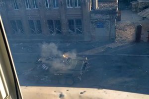 Azovo būrio kovotojai paskelbė video, kaip Mariupolyje „medžioja“ okupantus