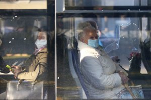 Atėjo metas atsisveikinti su kaukėmis: jau nuo pirmadienio daugelyje vietų jų nebeprireiks