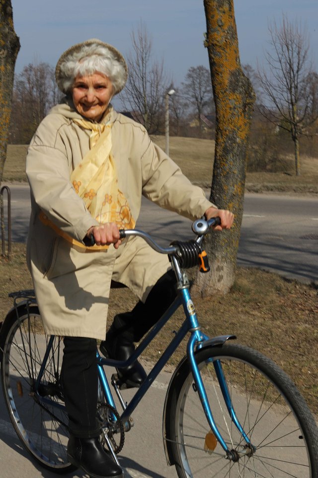 Alytiškė Bronislava Tamulynienė, dviratį puikiai valdanti nuo dešimties metų, dar ir šiandien su vėjeliu pralekia miesto gatvėmis.<br>www.alytausnaujienos.lt nuotr.