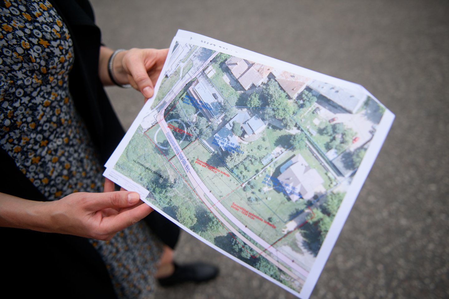 Nacionalinė žemės tarnyba (NŽT) pateikė pastabas dėl Aplinkos ministerijos parengtų teisės aktų projektų, kuriais siūloma valstybinės žemės valdymą perduoti 60 savivaldybių, o NŽT funkcijas padalyti 6 institucijoms, kurių dalis būtų naujai įsteigtos.