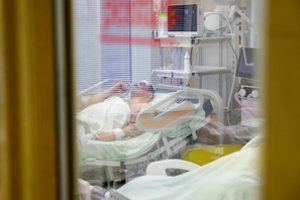 PSO siunčia perspėjimą: mirtingumas nuo COVID-19 išaugo 40 proc.