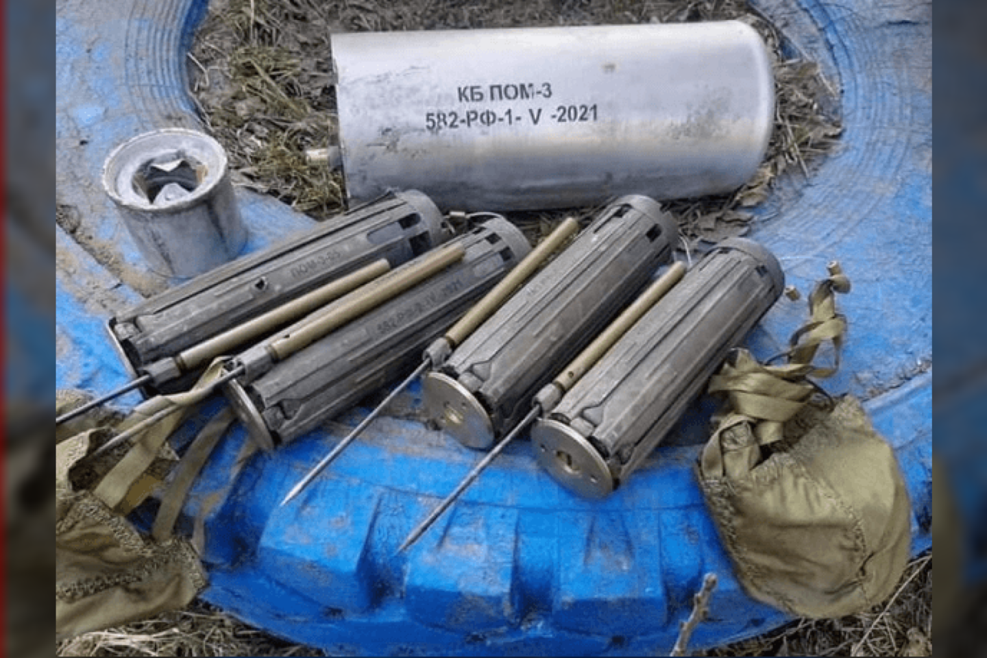  Rusijos okupantai užgrobtose Sumų ir Charkovo sričių teritorijose deda uždraustas minas „POM-3 Medallion“ su seisminiais davikliais.<br> HWR nuotr.