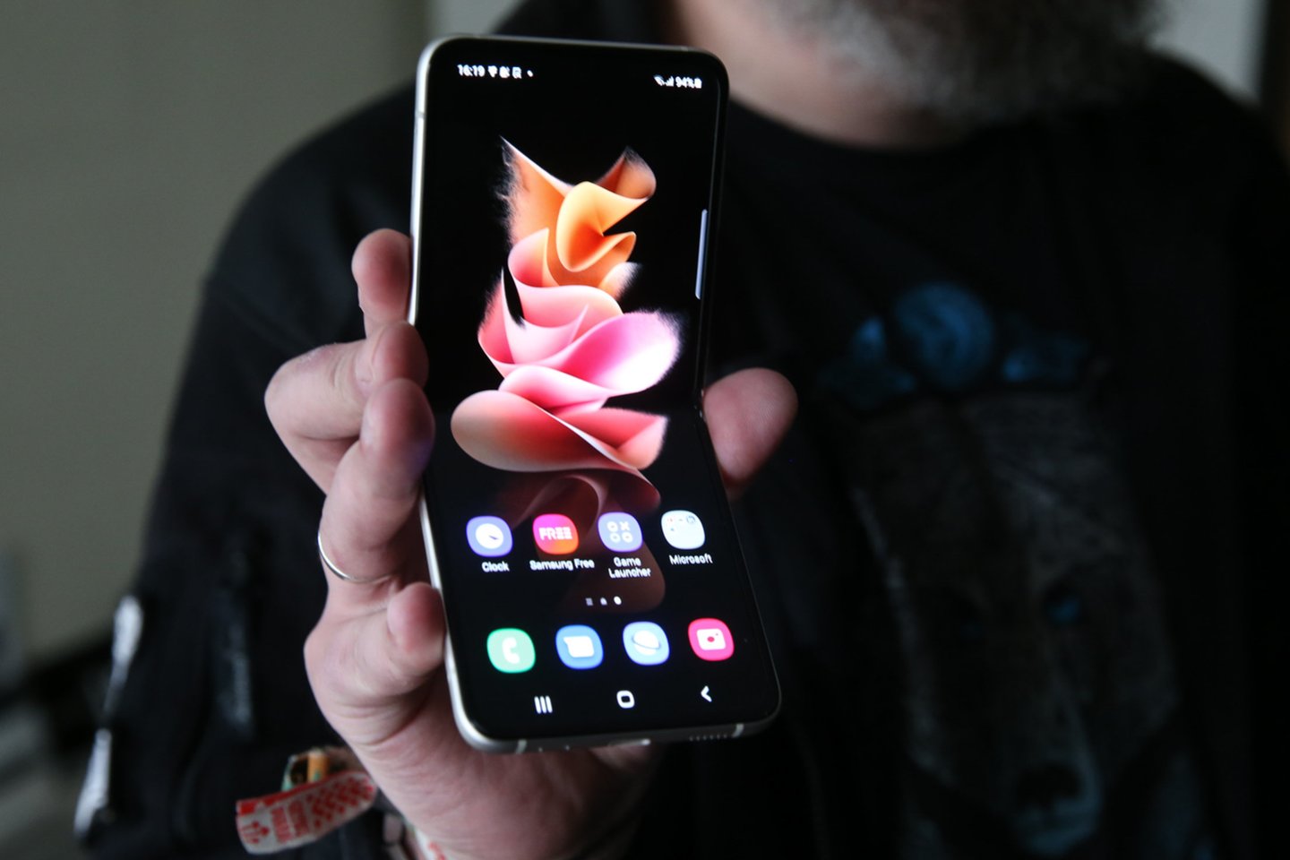 Pavyzdžiui, išmanusis telefonas „Galaxy Z Fold3 5G“ dabar vadinamas „Galaxy Fold3 5G“, o „Galaxy Z Flip3 5G“ – „Galaxy Flip3 5G“.<br> R. Danisevičiaus nuotr.