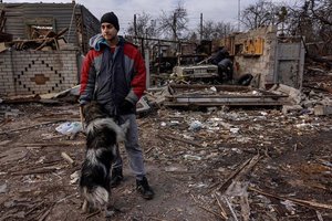 Karas Ukrainoje: Rusijos kariai apšaudė savanorių autobusų koloną, okupantai palieka Černobylio AE