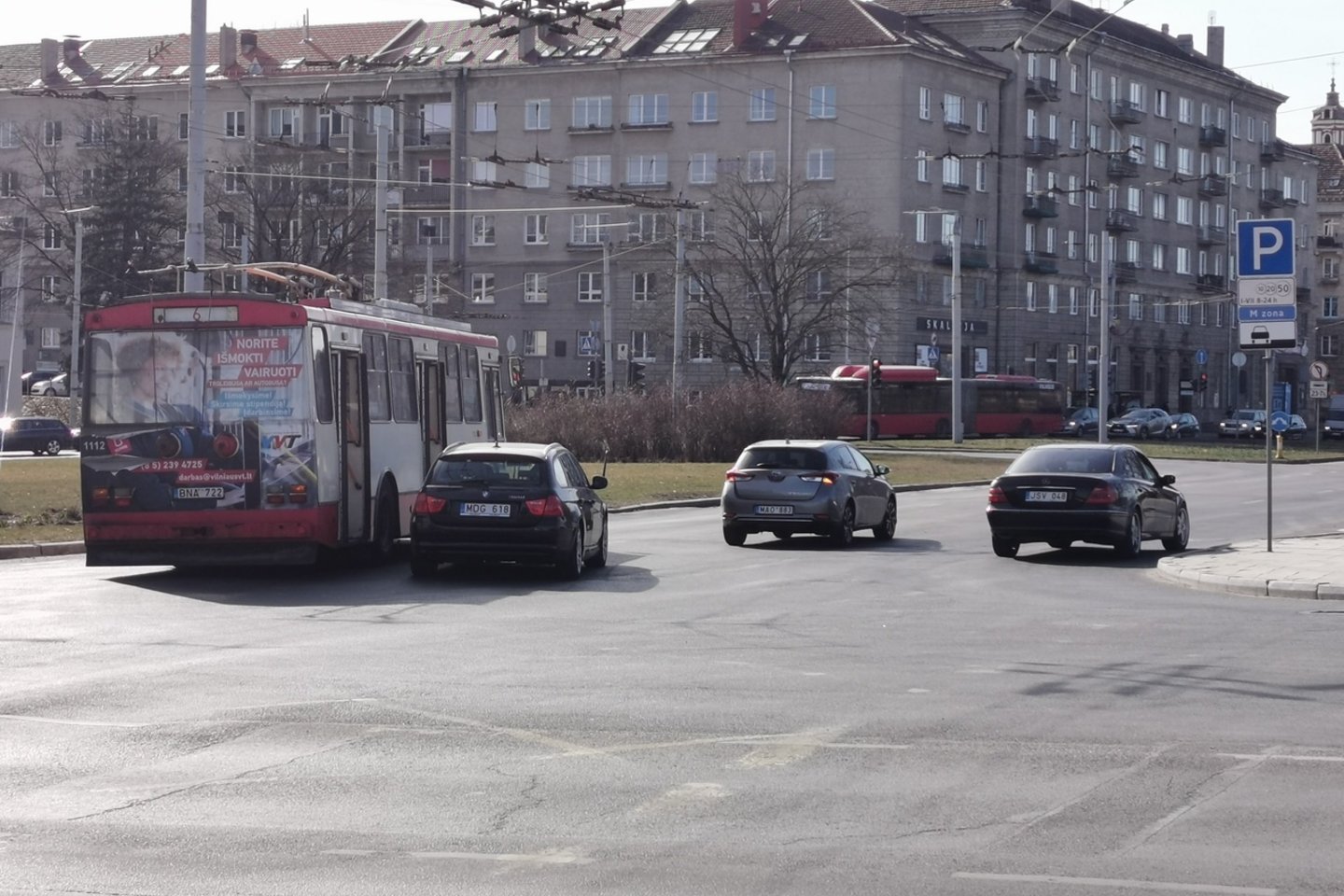  Dėl smulkios avarijos Vilniuje sustojo troleibusai.<br> R.Danisevičiaus nuotr.