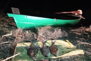 Bandydamas neįkliūti brakonierius slėpėsi miške ir stebėjo aplinką žiūronais: išsisukti nepavyko