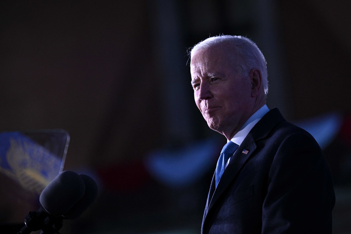 J. Bidenas paskelbs apie beprecedentį JAV naftos atsargų išleidimą.