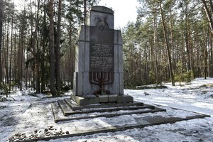Rusų karo Ukrainoje simboliais „Z“ ir „V“ išniekinti Panerių memorialiniai paminklai: I. Šimonytė tai vadina provokacija