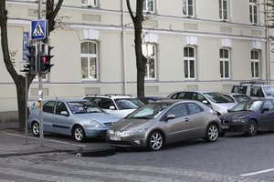 Nuo balandžio 1 d. nebelieka automobilių stovėjimo kortelių: ką daryti su nupirktomis