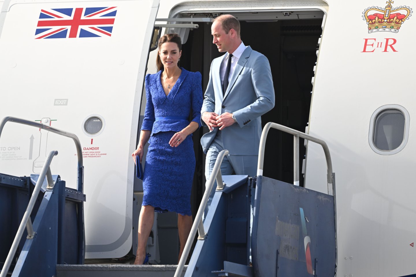 Catherine iš lėktuvo Belize išlipo vilkėdama ryškiai mėlyna, šalies vėliavą simbolizuojančią britų dizainerės Jenny Packham kurta suknele.<br> Scanpix nuotr.