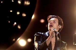 Harry Stylesas sugrįžta su nauja daina ir ukrainiečių kūrėjo režisuotu vaizdo klipu