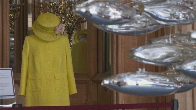 Škotijoje – išskirtinė paroda: eksponuojamos karalienės Elizabeth II suknelės 