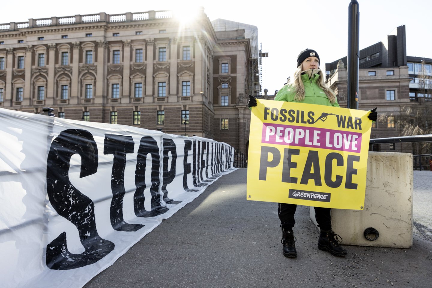 Danijos policija penktadienį nutraukė 24 valandas trukusią „Greenpeace“ blokadą, ties Danijos krantais trukdžiusią perpumpuoti Rusijos naftą iš vieno tanklaivio į kitą<br>SE/Scanpix nuotr. 