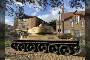 Kodėl Londono gyvenamajame rajone stovi tikras tankas?