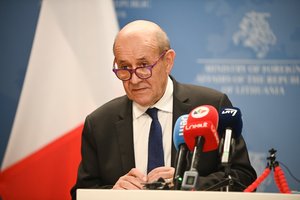 Prancūzijos ministras Vilniuje ragina rasti bendrą požiūrį dėl naujų pajėgų NATO rytuose