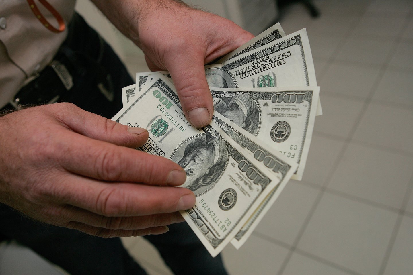  Į banką vyras atėjo nešinas devyniomis šimto JAV dolerių kupiūromis.<br> M.Juknevičiūtės asociatyvi nuotrauka 