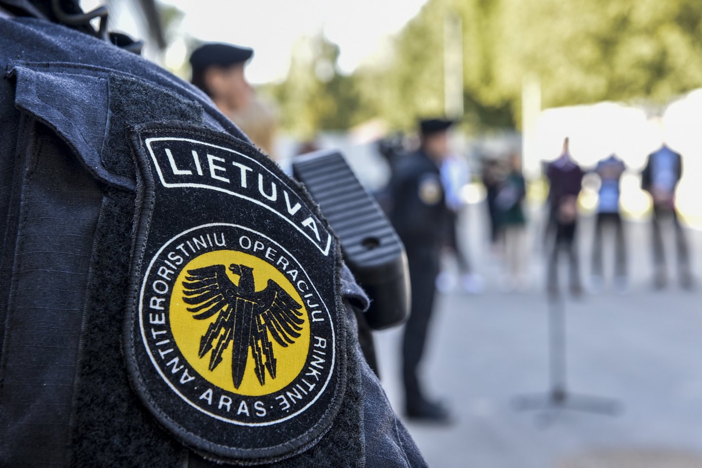  Lietuvos policijos rinktinės „Aras“ pareigūnai patikrino abiejų ambasadų pastatus.<br> V.Ščiavinsko asociatyvi nuotrauka