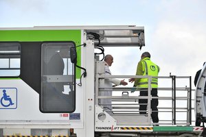 Į Maltą vykstantis popiežius Pranciškus į lėktuvą buvo įkeltas keltuvu