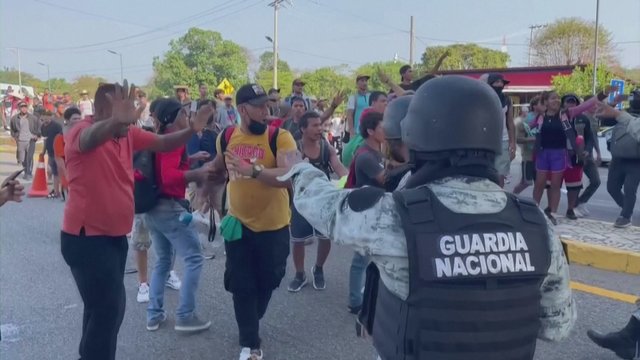 Užfiksuota: į JAV vykstantys migrantai susirėmė su Meksikos pajėgomis