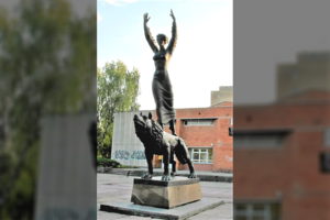 Ukmergėje kilo ginčai dėl skulptūros: „Vilko merga – visai ne vietoj“