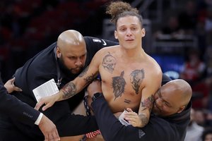Trumpa pertraukėlė: aikštės viduryje NBA mačo metu šoko pusnuogis sirgalius